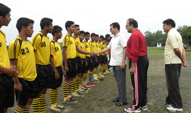 G/C Upasani, Gp Cdr NCC Nagpur being introduced to the players as Col P Waghmare & Mr. Iqbal Kashmiree look on.