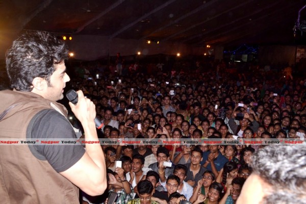Manish paul while addressing the Crowd