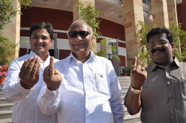 Nagpur MP Vilas Muttemwar,Vishal Muttemwar and Vikas Thakre also seen coming out after giving their vote