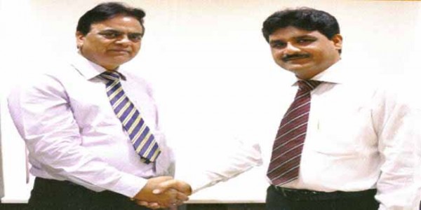 Managing Director of Aakash Educational Services Ltd. J.C. Chaudhry & Director of Nagpur Center A.B. Singh