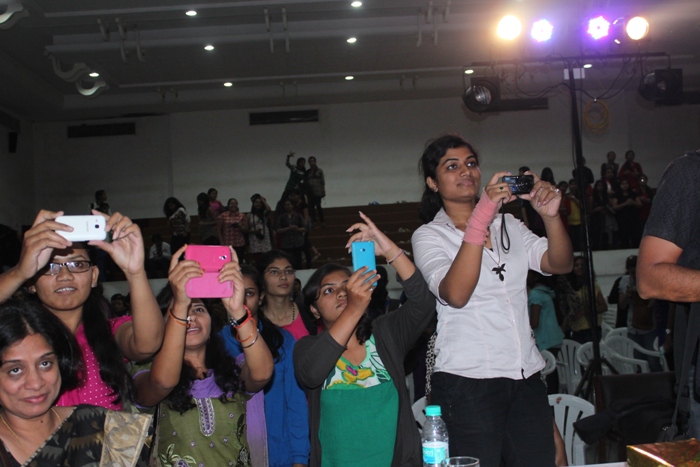 The crowd while clicking pictures