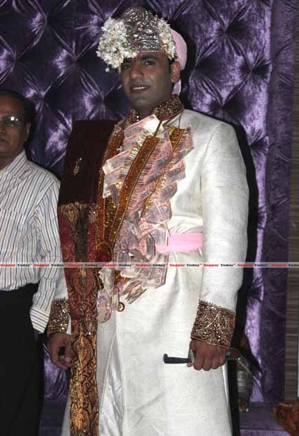 Anant Chopra, elegant groom the Traditional way