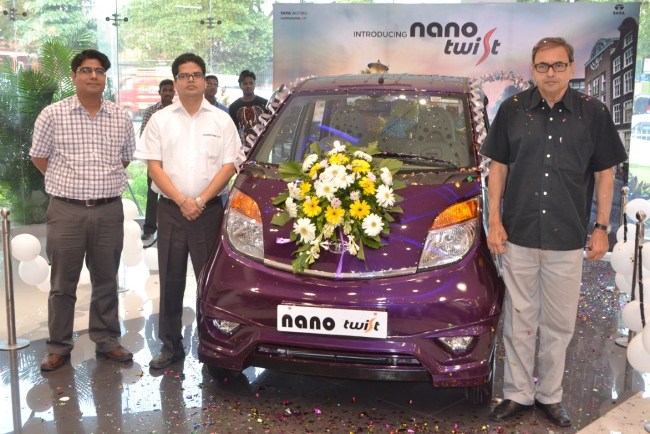 Executives from TATA Motors, Nilay Yadav and Vinay Aanand with Kumar Kale of Jaika Motors