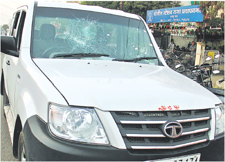 A car of NIT anti-encroachment squad damaged in stone pelting by angry mob on Thursday