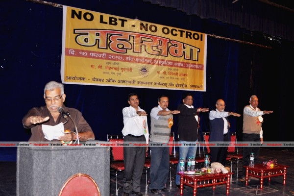 Shri Dipen Agrawal, President NVCC & Shri Mohan Gurnani, President, FAM taking Vote with Amaravati Traders