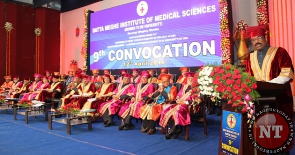 9th Convocation - Shri. Mungantiwar