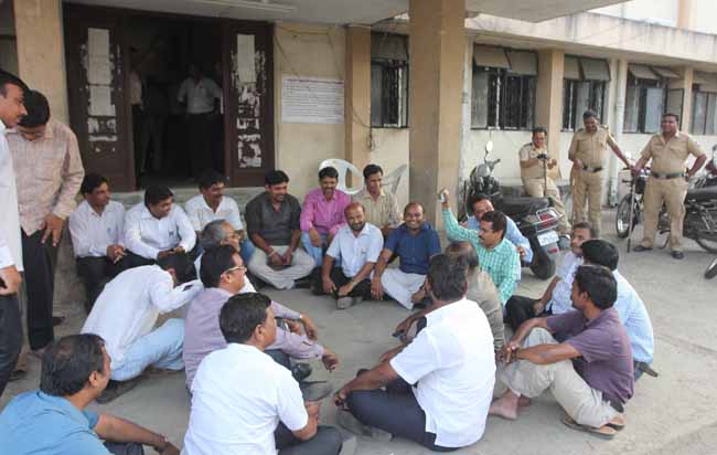 ‘250 Banned College Directors Agitate At Campus Tried To Forcefully Enter Vc S Chamber