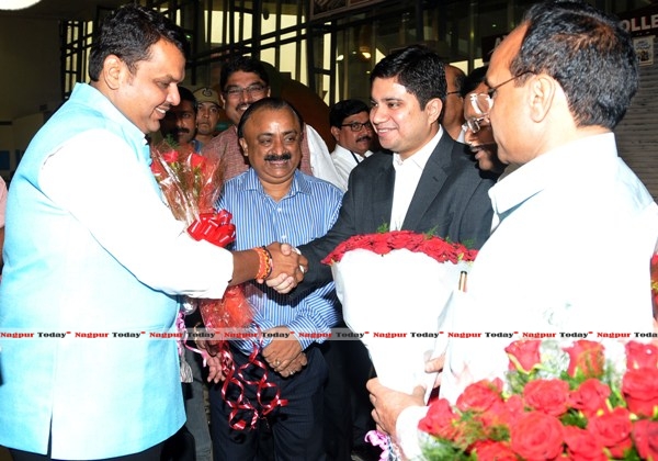 CM Devendra Fadnavis Arrives In Nagpur To A Rousing Welcome By A Sea Of ...