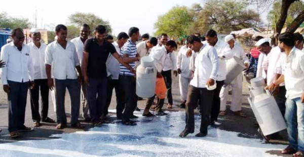 Maharashtra Farmers Begin Indefinite Strike Against Fadnavis Goverment ...