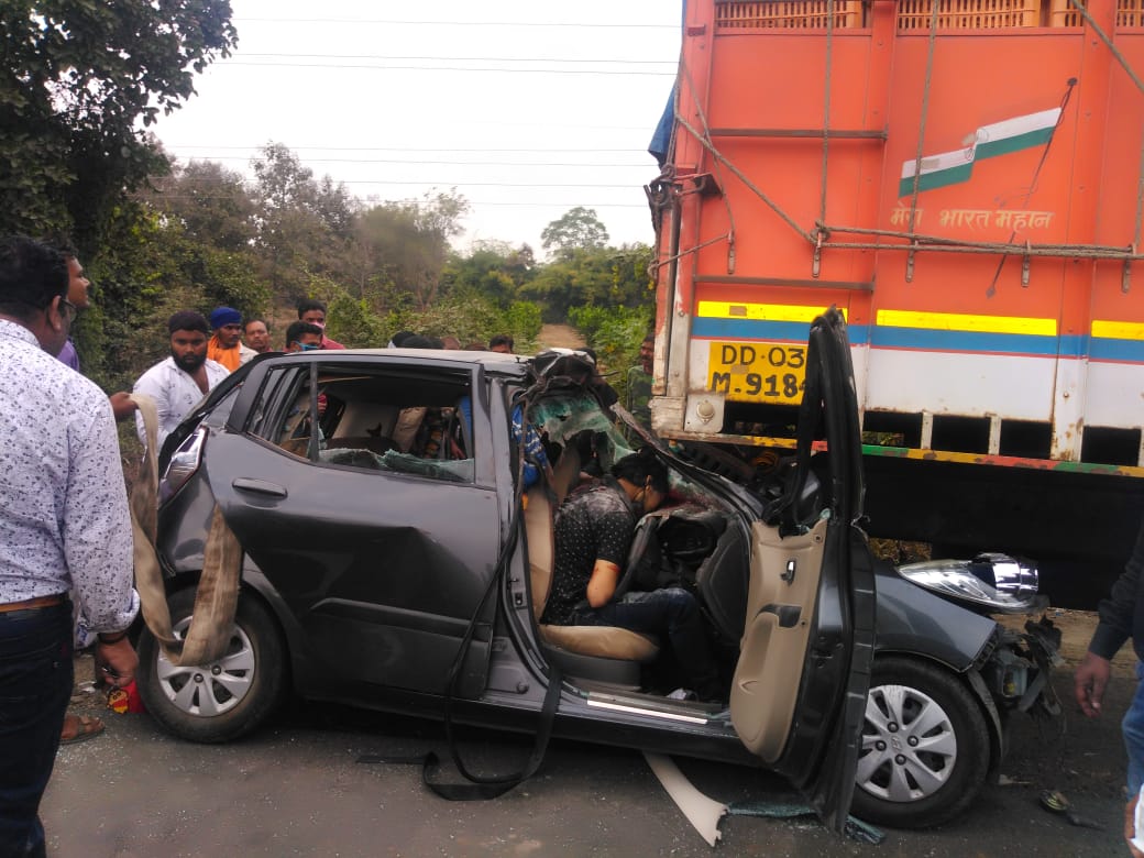 Speeding car rams into stationary truck on Nagpur-Amaravati road, 3