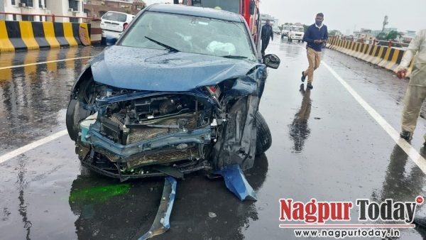 Video Two cars collide at SadarMankapur flyover in Nagpur  Nagpur