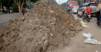 Commuters, residents are forced to inhale drainage dust in Narendra Nagar