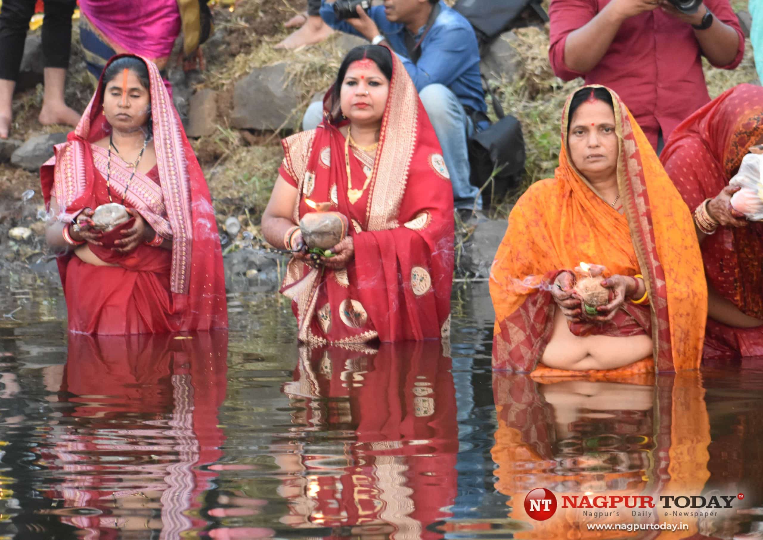 Chhath Puja 2022 Sandhya Arghya In Pics Devotees In Nagpur Worship Sun In Grand Celebration 8145