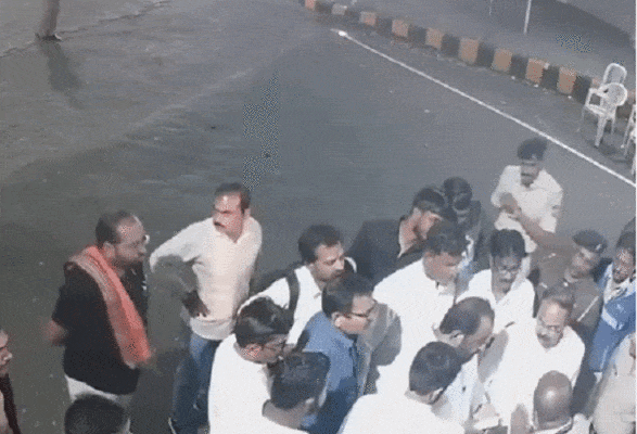 Video Shiv Sena Mla Nitin Deshmukh From Akola District Slaps Psi In Nagpur 4215