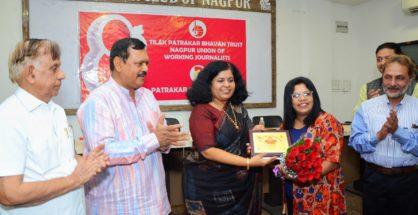 Video: Rakhi Chavhan wins “Shobha Vinod Memorial” Woman Journalist of the Year Award