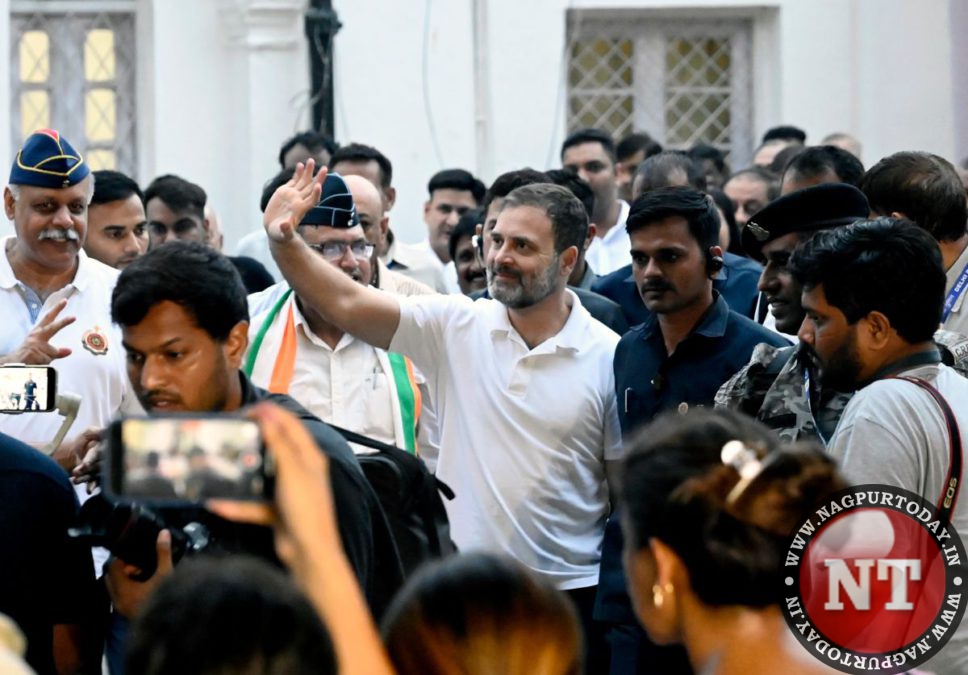 Cong, Oppn MPs Welcome Rahul In Parliament