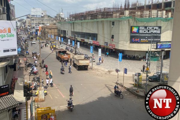 NMC clears Sitabuldi Main Road of unlicensed hawkers