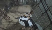 कंस्ट्रक्शन साइट की जमीन धसी, 40 फीट नीचे गिरी कार, रामदासपेठ के नागरिक दहशत में