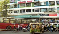 1 hurt as Aapli Bus crashes into parked vehicles at Lokmat Square, Nagpur