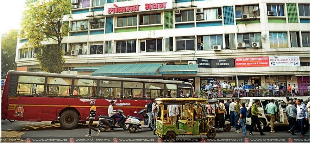 1 hurt as Aapli Bus crashes into parked vehicles at Lokmat Square, Nagpur