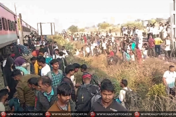 Jalgaon Train Accident  :11 killed, 5 injured after Karnataka Express crushes passengers from Pushpak Express