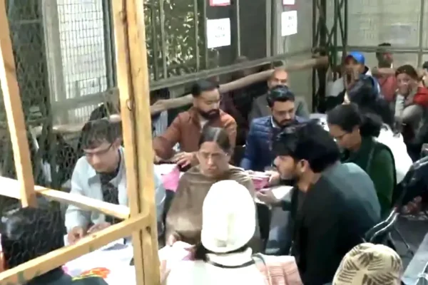 Delhi polls: Counting of EVMs begin